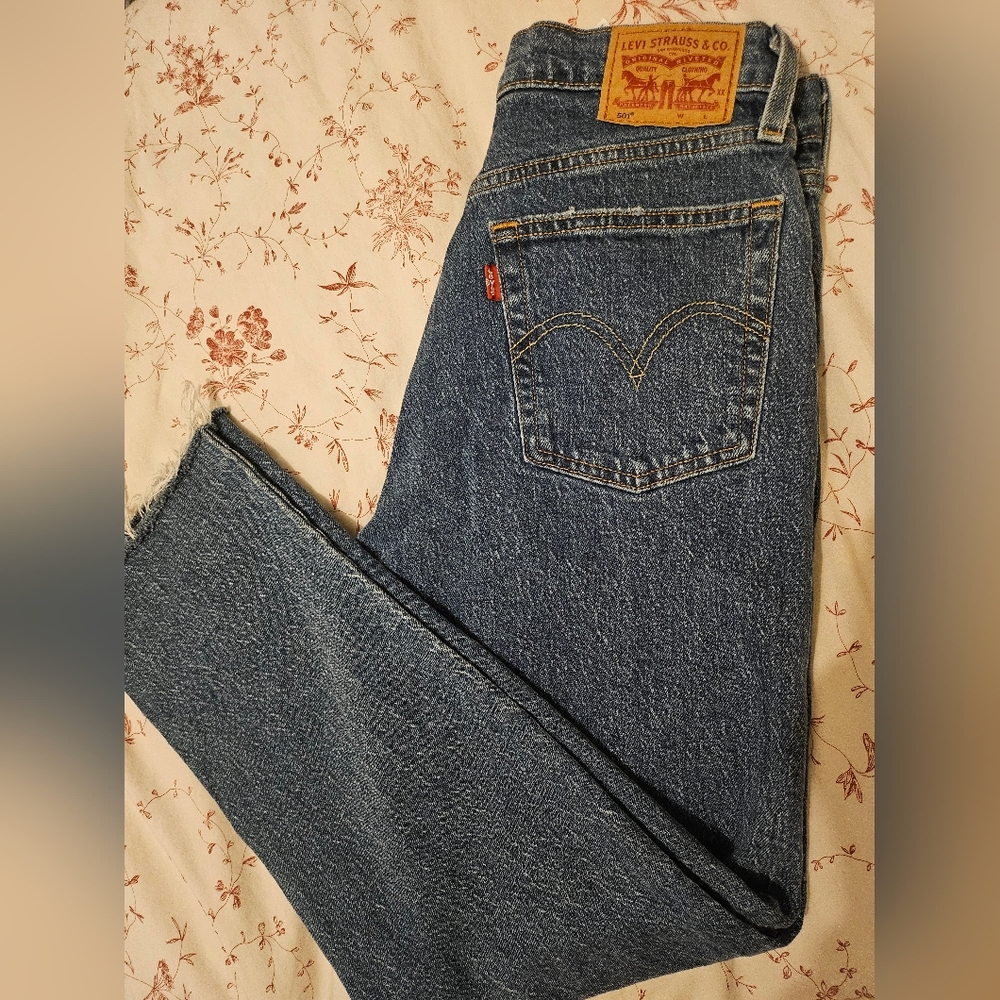 levis 501 jeans- Size 28W 26L